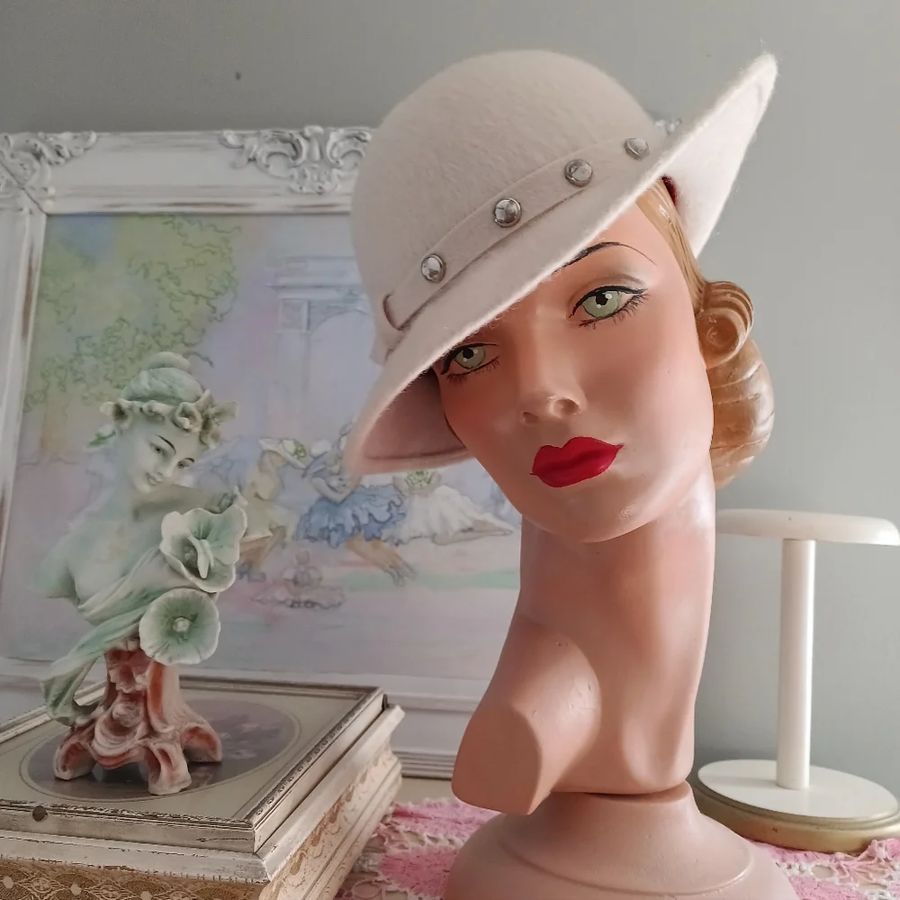 LOVELY VTG MCM IVORY WOOL CLOCHE HAT WITH EMBELLISHMENTS! - Picture 6 of 12